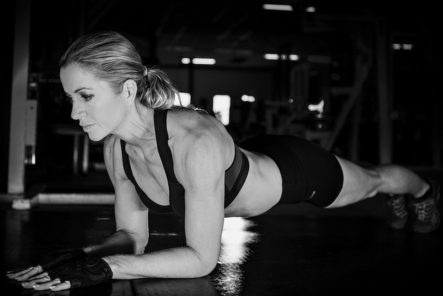 woman doing plank at the gym