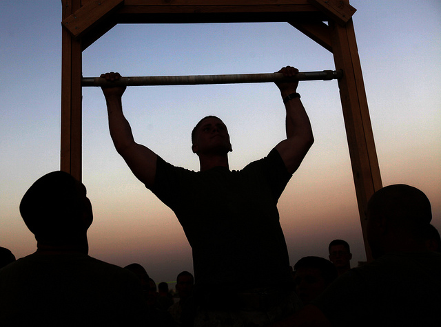 how many pull ups is good - marine doing pull ups