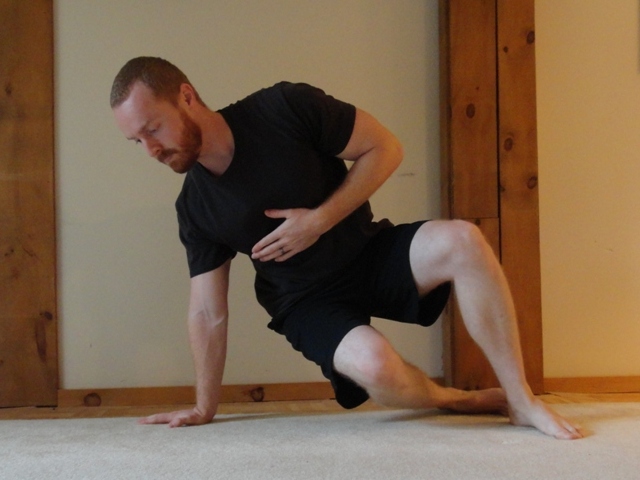 twisting plank exercise for rotational core strength